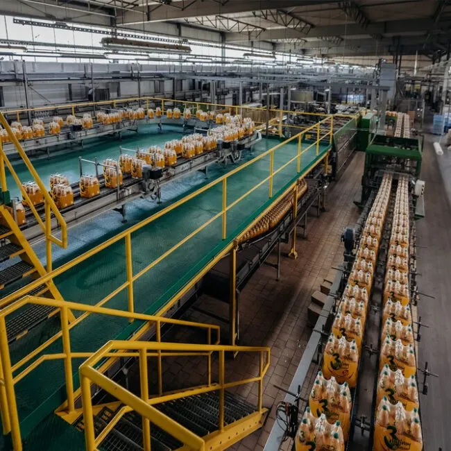 Linia rozlewnicza napojów w zakładzie Zbyszko Company
