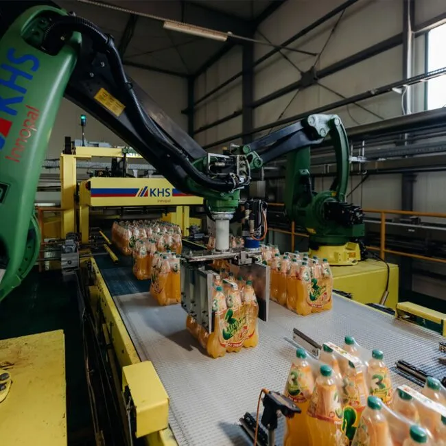 Robot paletyzujący na linii produkcyjnej napojów Zbyszko Company